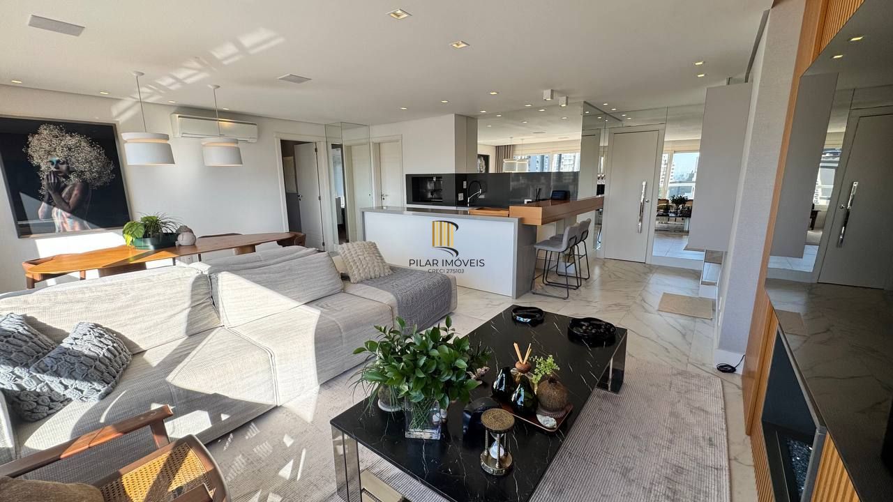 Amplo apartamento com 3 suítes, lavabo, lareira e 2 vagas individuais.