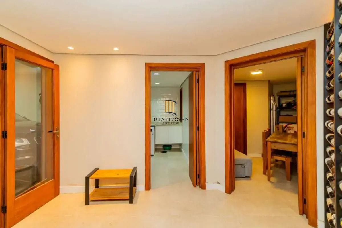 Casa em condomínio com 3 dormitórios, revertido em 2, suíte e 2 vagas.