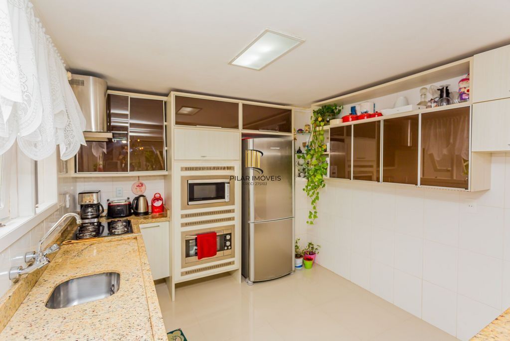 Casa em Condomínio com 3 dormitórios, suíte e 2 vagas cobertas.