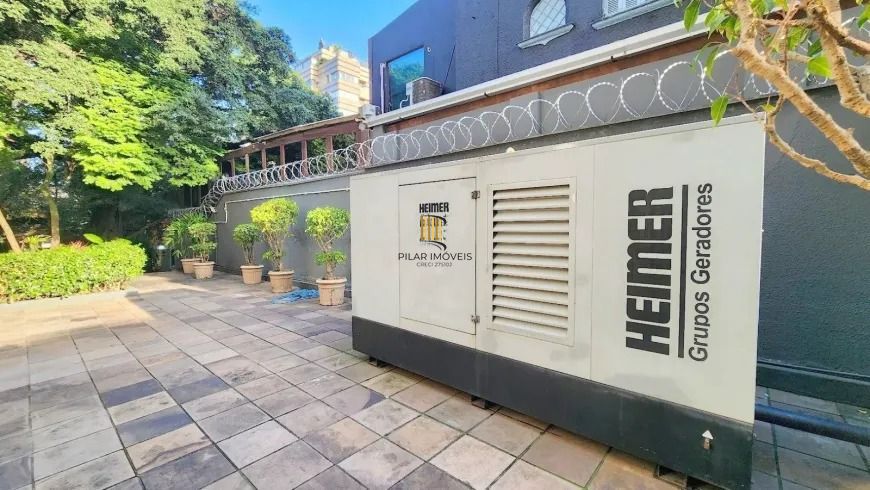 Apartamento 3 dormitórios, suíte, semimobiliado e duas vagas de garagem.