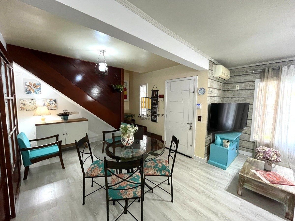 Casa com 3 dormitórios, suíte, 3 vagas de garagem.