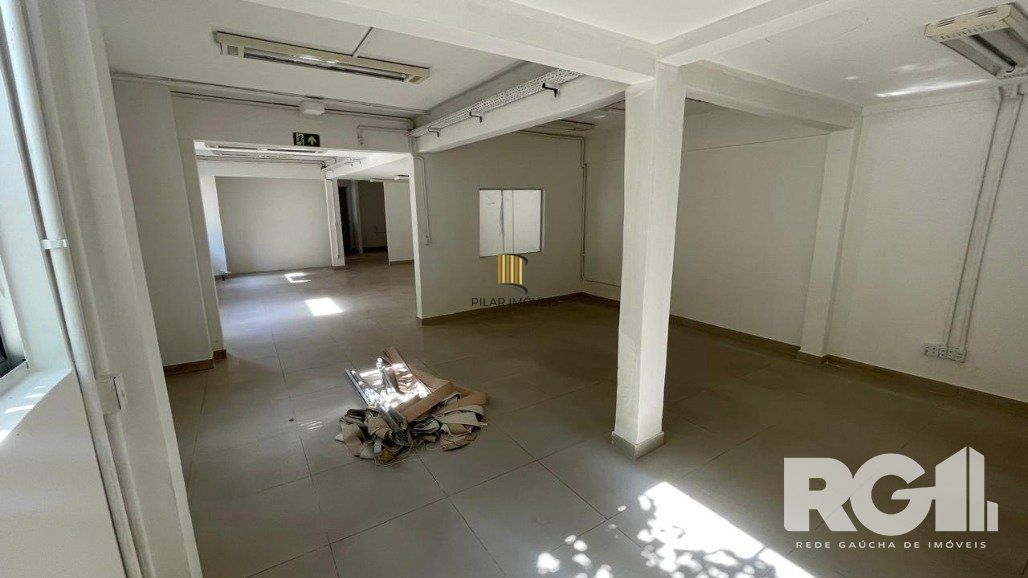 Prédio comercial reformado com auditório e 30 salas equipadas