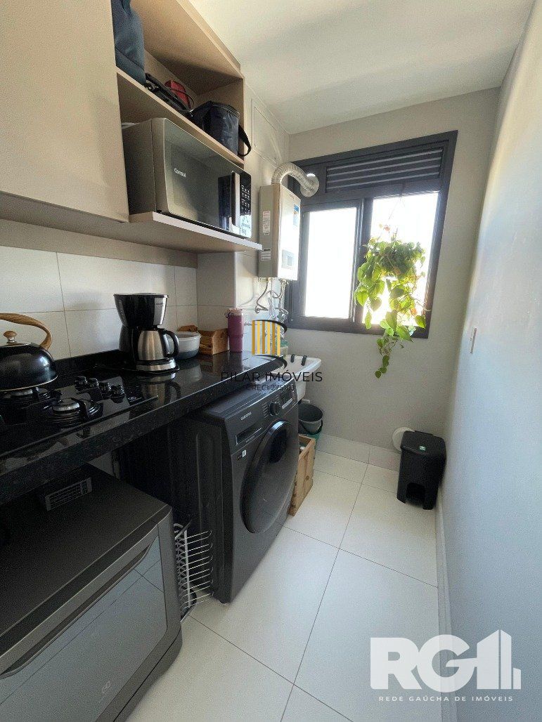 Apartamento, 2 Quartos Semimobiliado, churrasqueira, 1 vaga - Menino Deus