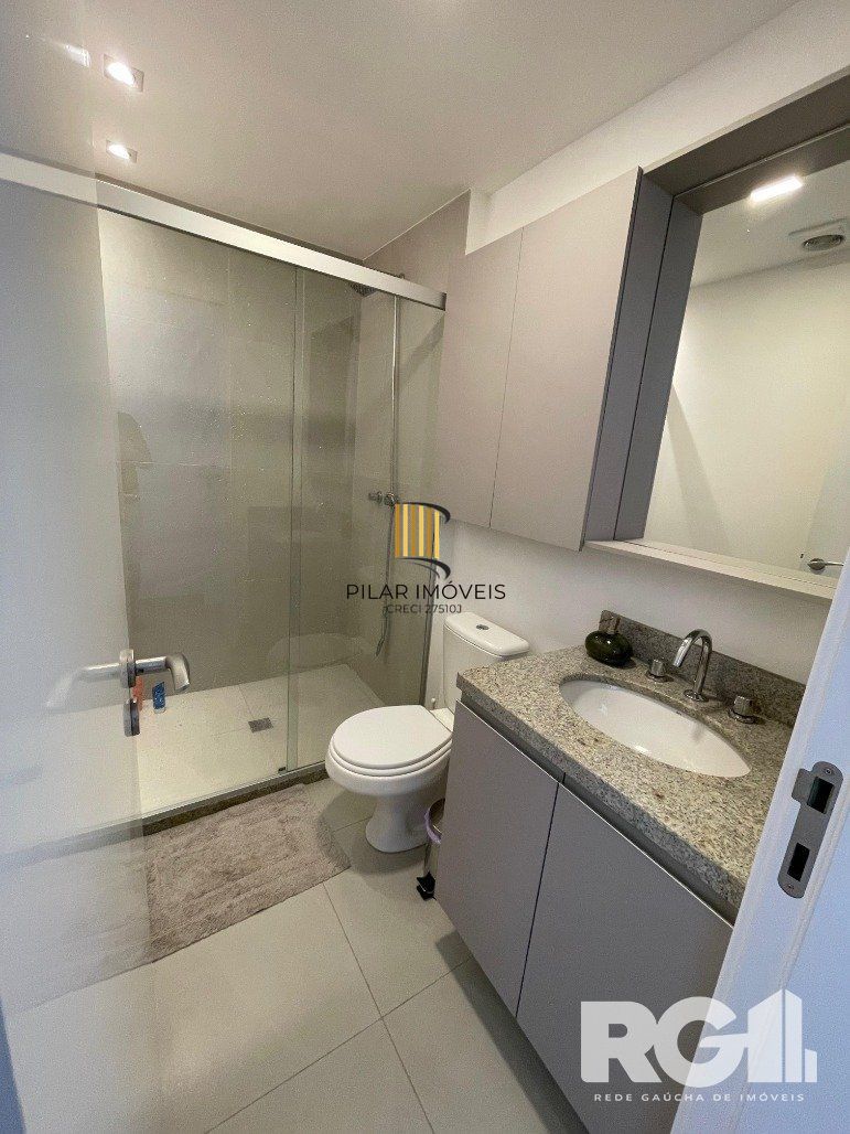 Apartamento, 2 Quartos Semimobiliado, churrasqueira, 1 vaga - Menino Deus