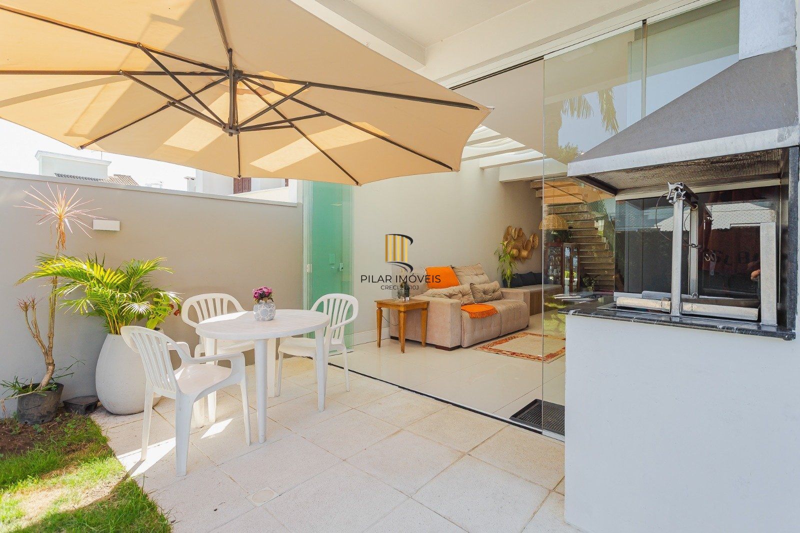 Casa de alto padrão com elevador e piscina acessível em condomínio no Passo das Pedras