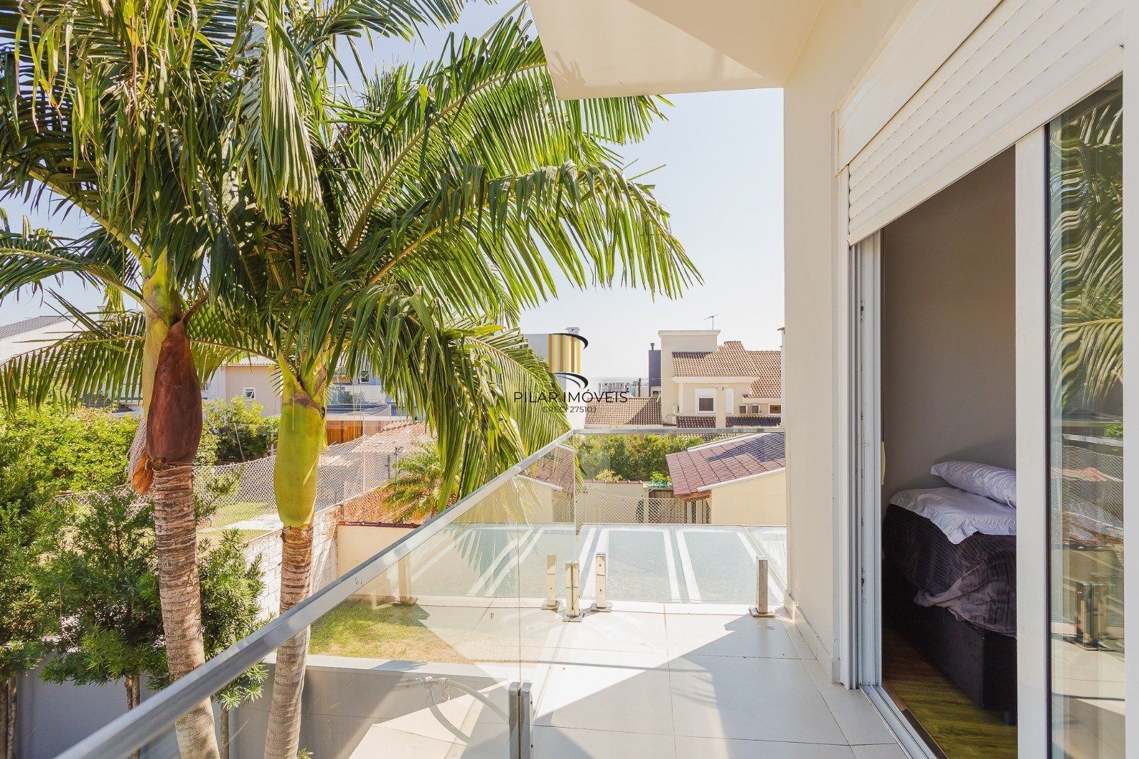 Casa de alto padrão com elevador e piscina acessível em condomínio no Passo das Pedras