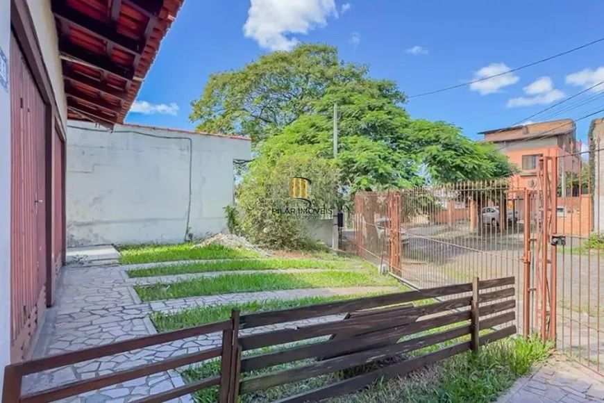 Casa térrea com 4 dormitórios, suíte e 2 vagas.