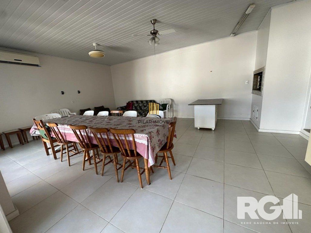 Casa reformada com pátio e espaço gourmet em frente à praça
