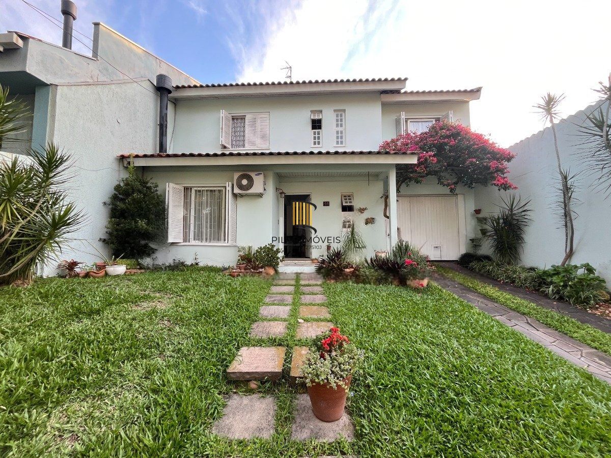 Casa com 3 dormitórios, suíte, 3 vagas de garagem.