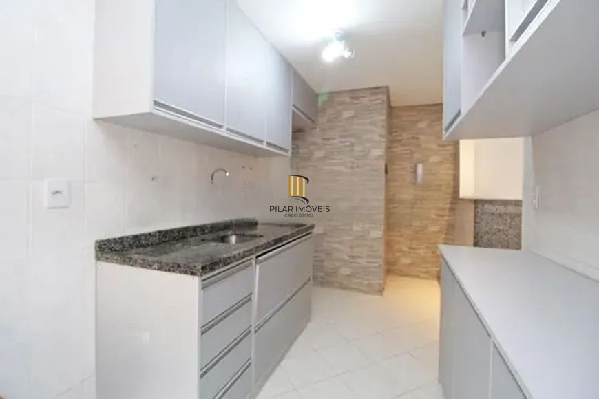 Apartamento com 2 dormitórios, suíte, churrasqueira e vaga de garagem.