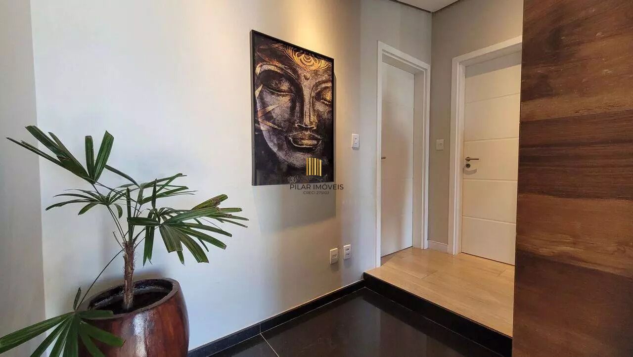 Casa em condomínio com 3 dormitórios, suíte e 2 vagas.