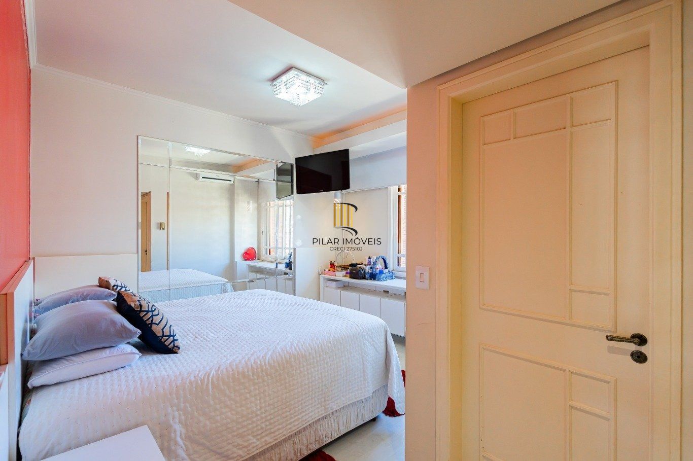 Amplo apartamento semimobiliado com lareira e 2 vagas