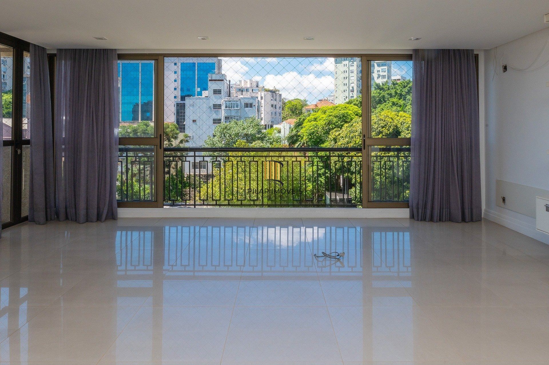 Com 169m² privativos, 03 suítes, 2 vagas na Rua Marques o Pombal- Moinhos de Vento