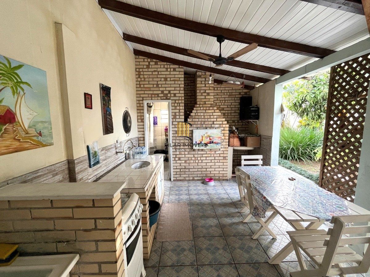 Casa com 3 dormitórios, suíte, 3 vagas de garagem.