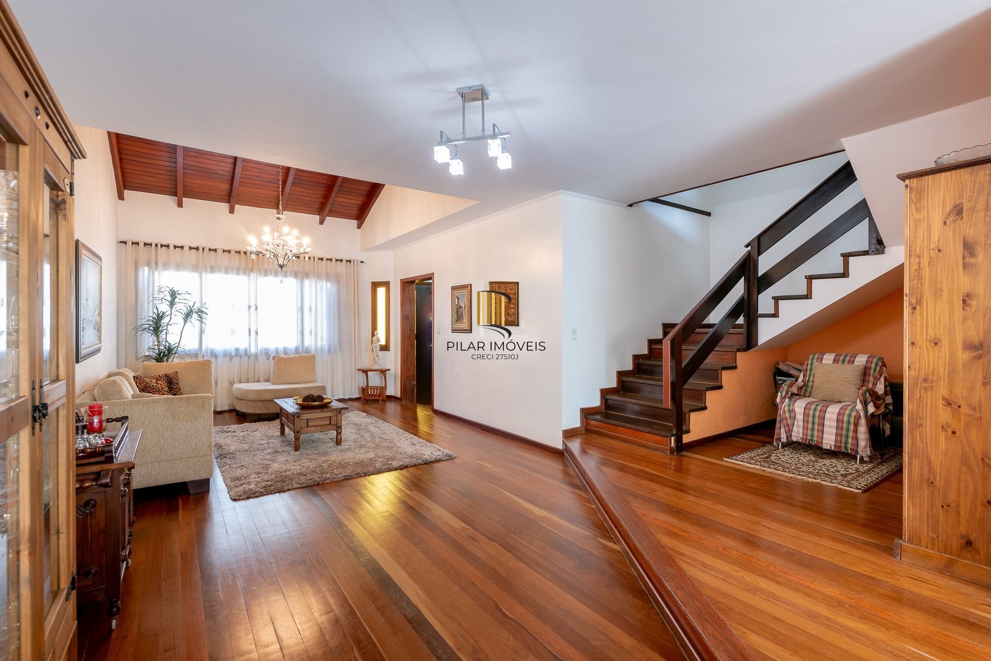 Casa  4 Dormitórios, Suíte Master, Piscina e espaço Gourmet no Jardim Planalto