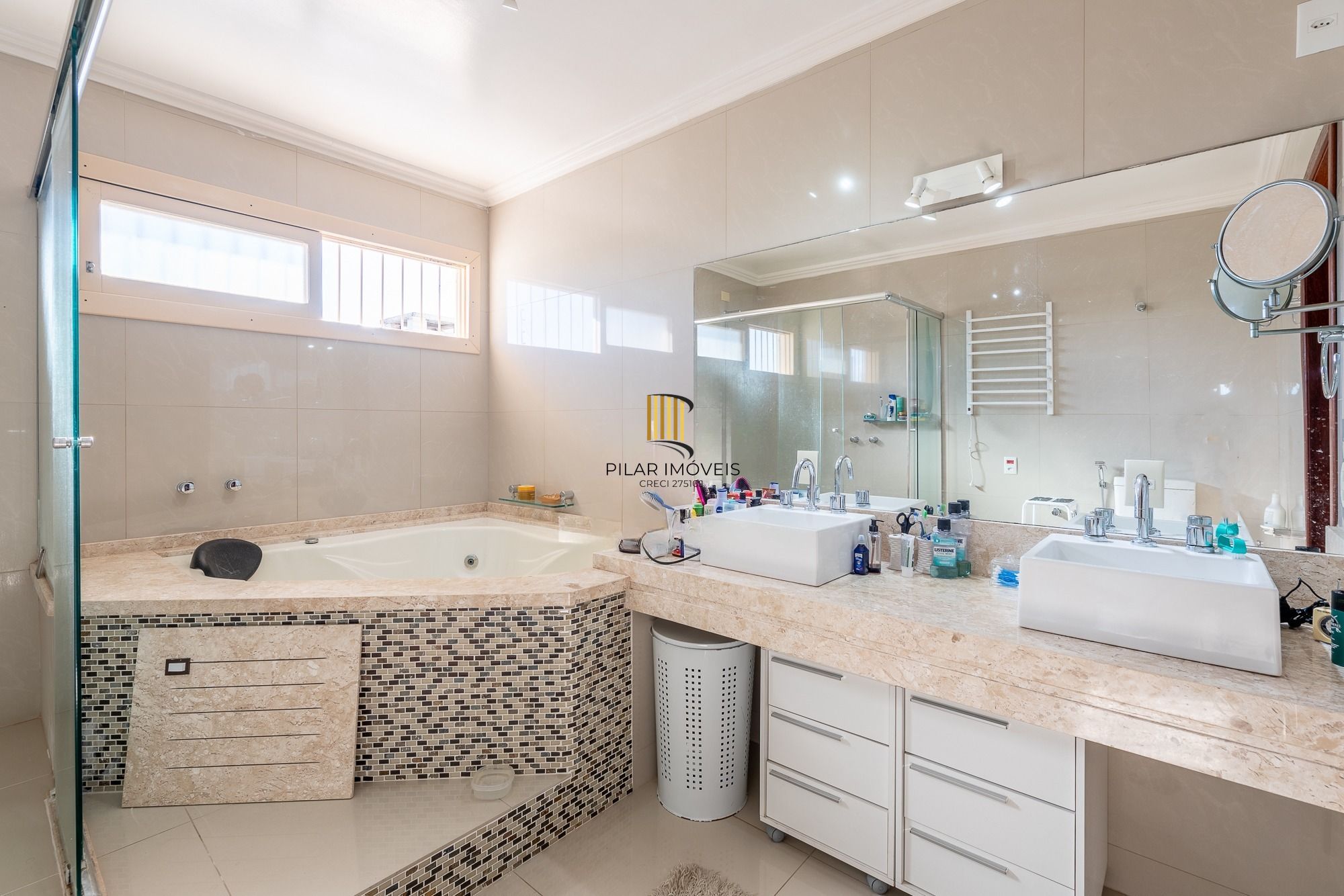 Casa  4 Dormitórios, Suíte Master, Piscina e espaço Gourmet no Jardim Planalto