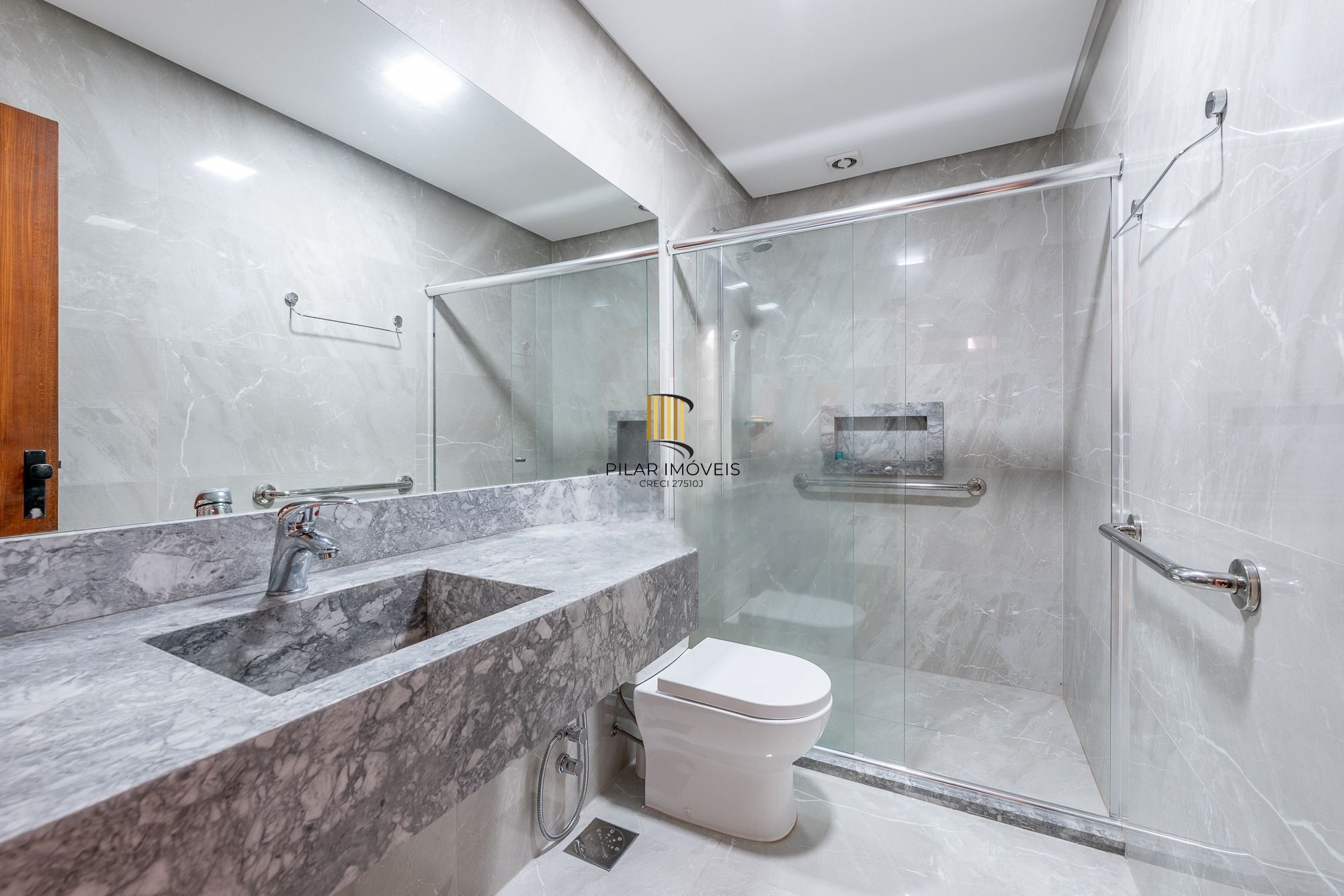 Casa  4 Dormitórios, Suíte Master, Piscina e espaço Gourmet no Jardim Planalto