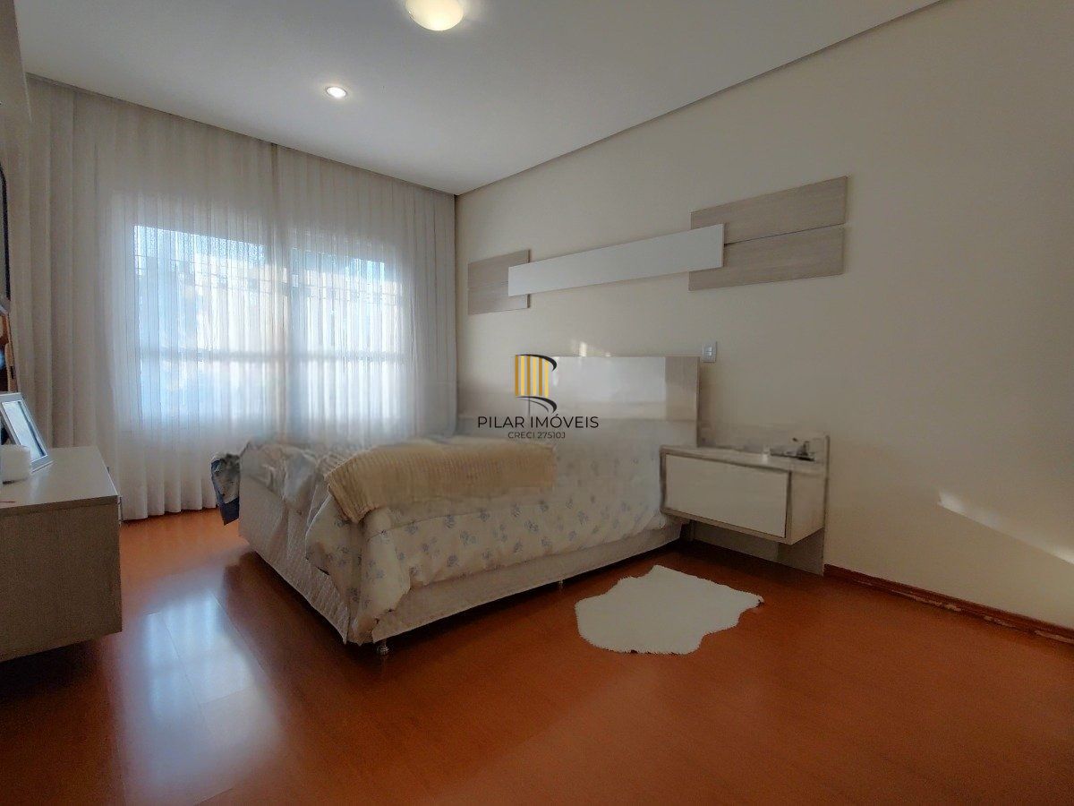 Casa com 4 dormitórios, espaço gourmet e terraço na Zona Norte de Porto Alegre