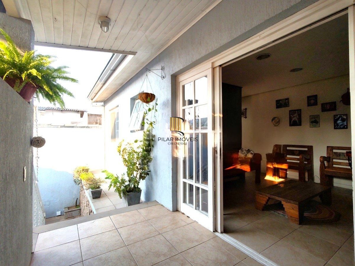 Casa com 4 dormitórios, espaço gourmet e terraço na Zona Norte de Porto Alegre