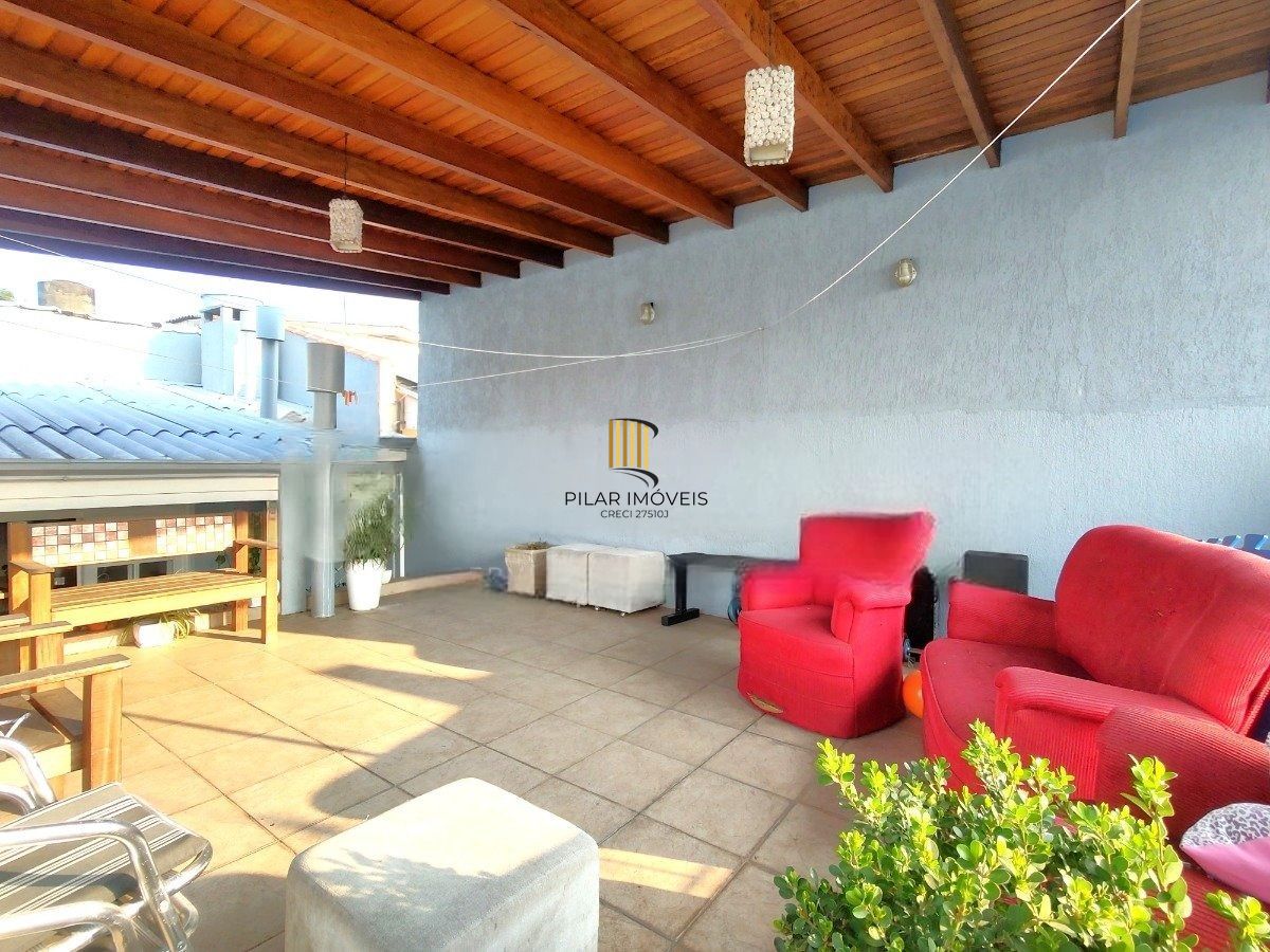 Casa com 4 dormitórios, espaço gourmet e terraço na Zona Norte de Porto Alegre