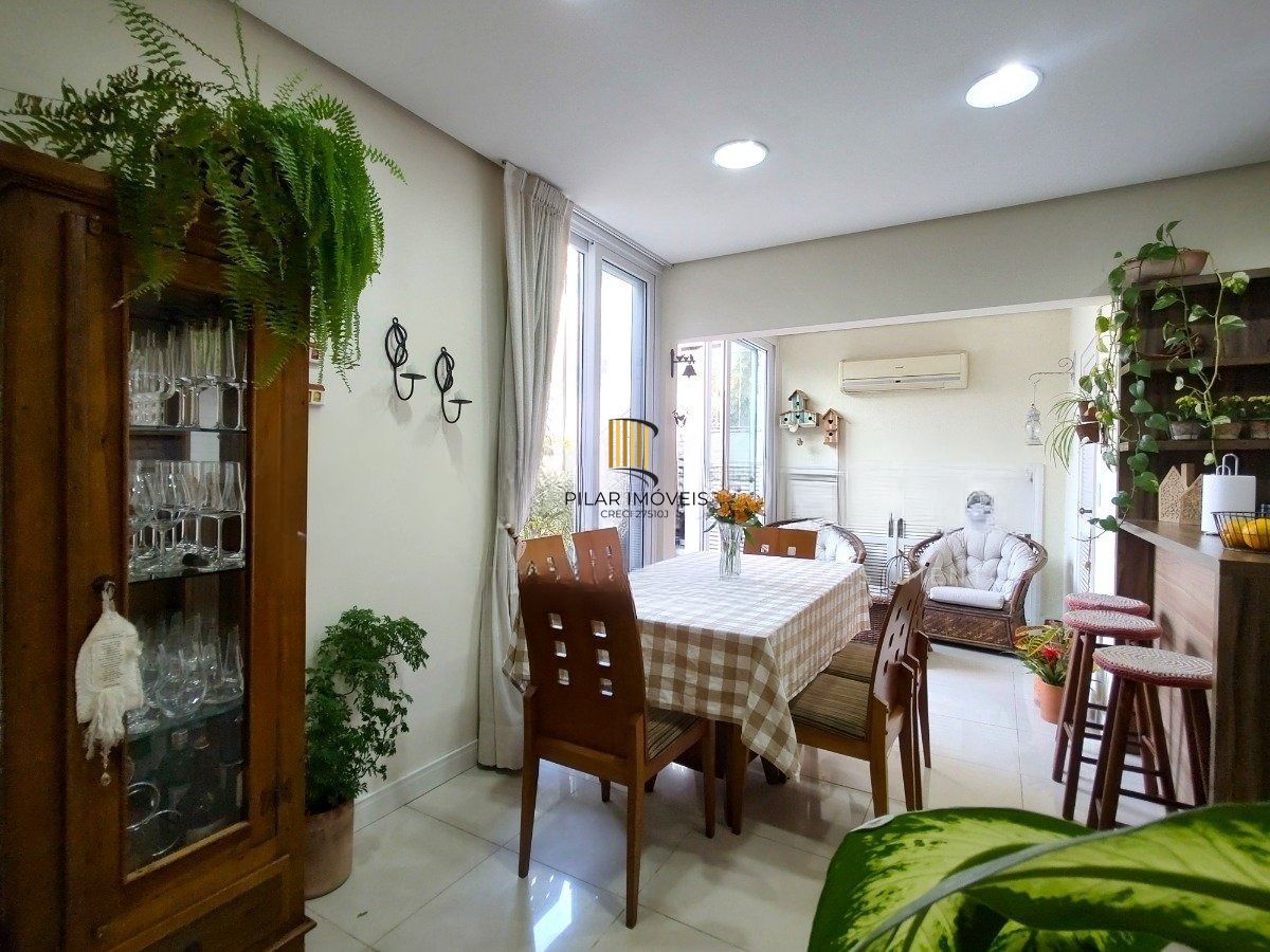 Casa com 4 dormitórios, espaço gourmet e terraço na Zona Norte de Porto Alegre