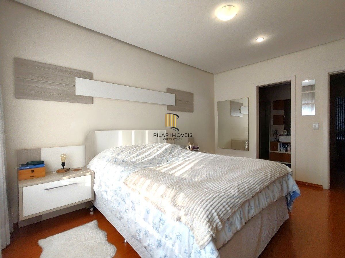 Casa com 4 dormitórios, espaço gourmet e terraço na Zona Norte de Porto Alegre