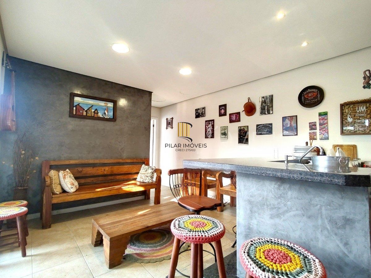 Casa com 4 dormitórios, espaço gourmet e terraço na Zona Norte de Porto Alegre