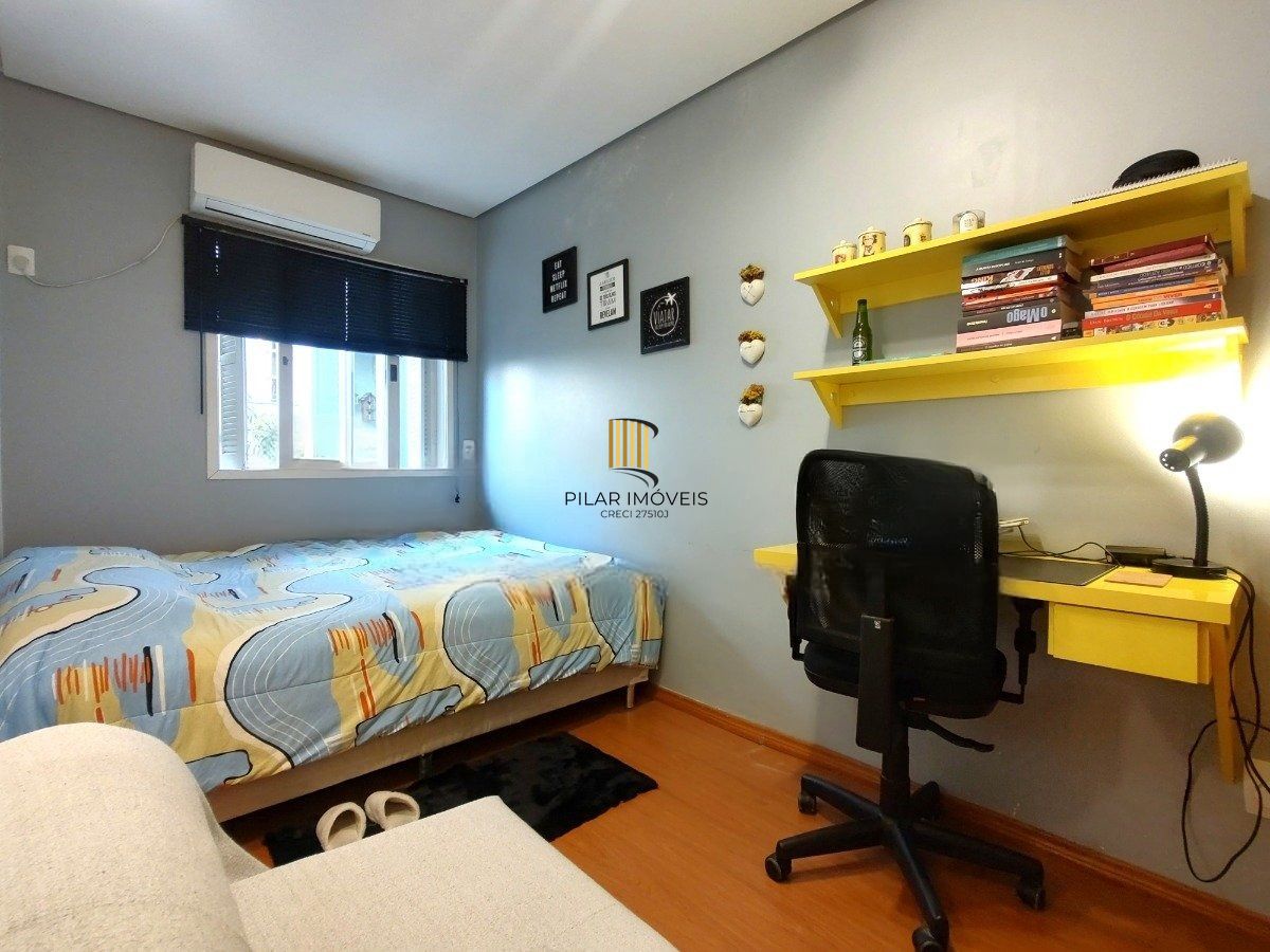 Casa com 4 dormitórios, espaço gourmet e terraço na Zona Norte de Porto Alegre