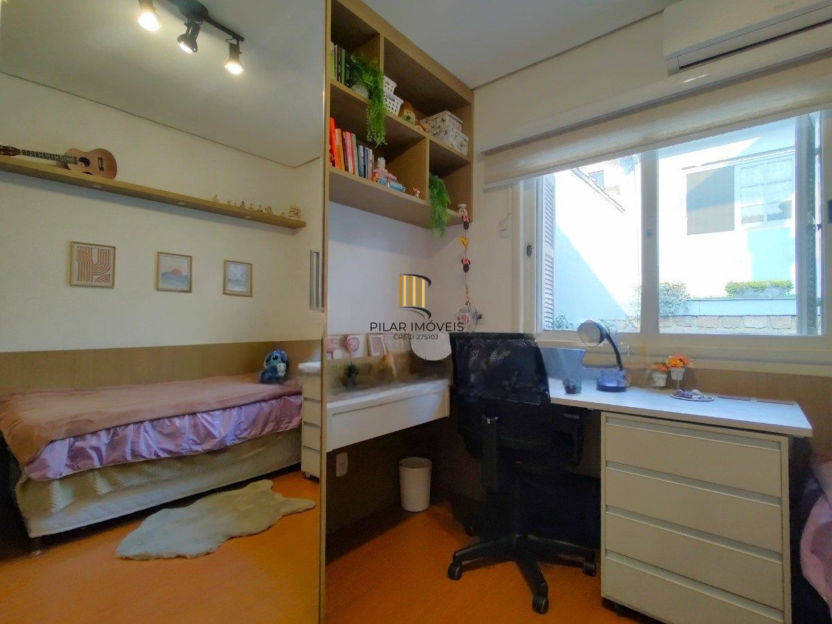 Casa com 4 dormitórios, espaço gourmet e terraço na Zona Norte de Porto Alegre