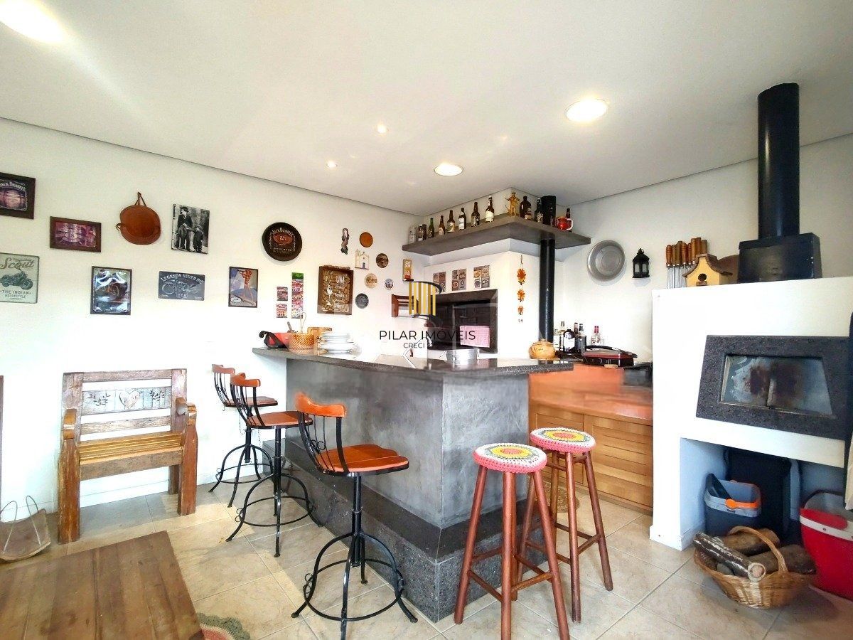 Casa com 4 dormitórios, espaço gourmet e terraço na Zona Norte de Porto Alegre