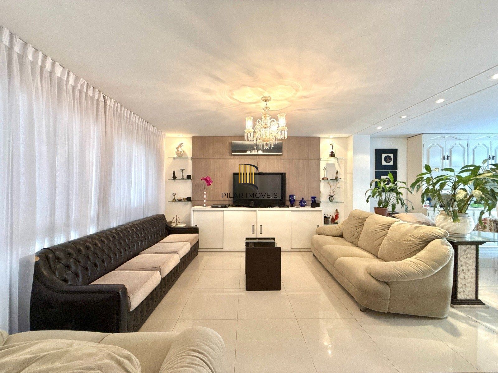 Casa com 3 Suítes e 3 Vagas no Bairro Vila Ipiranga