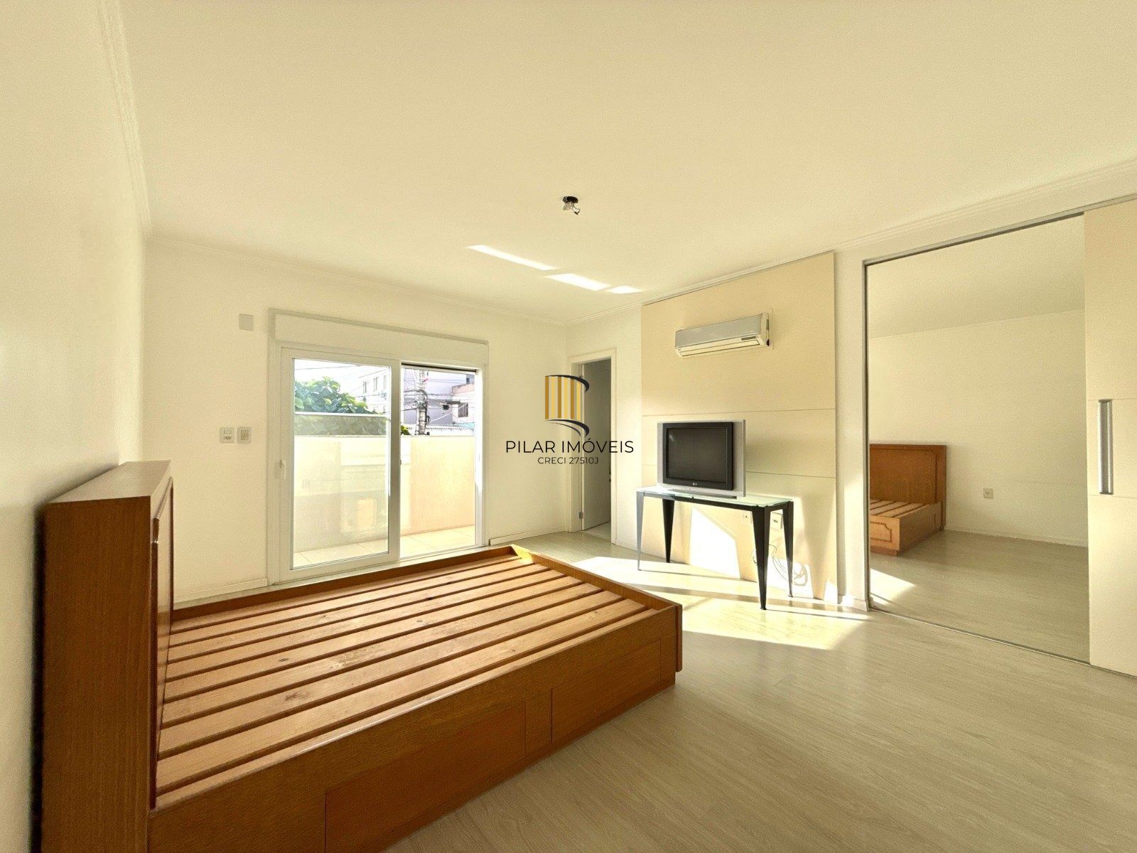 Casa com 3 Suítes e 3 Vagas no Bairro Vila Ipiranga