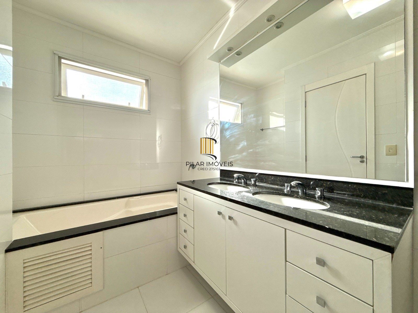 Casa com 3 Suítes e 3 Vagas no Bairro Vila Ipiranga