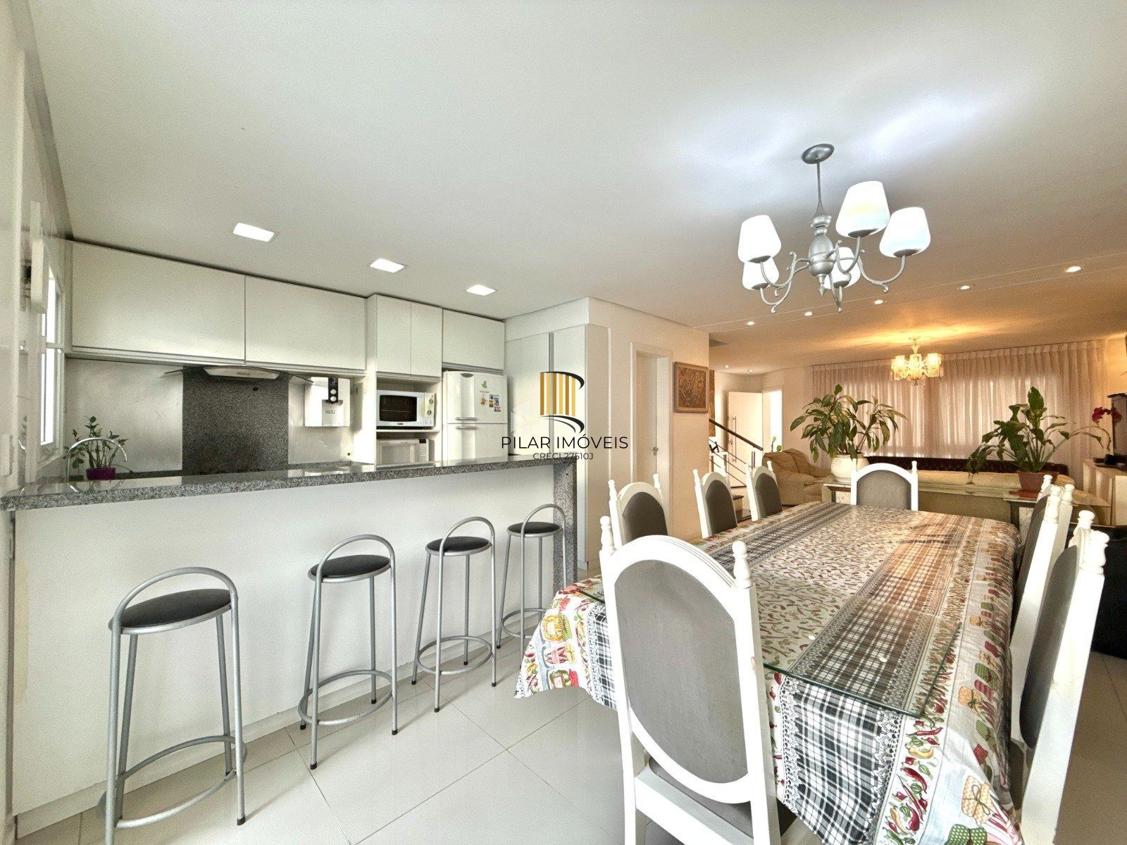 Casa com 3 Suítes e 3 Vagas no Bairro Vila Ipiranga