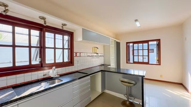 Casa térrea com 3 dormitórios, piscina, espaço gourmet com churrasqueira.