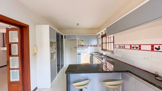 Casa térrea com 3 dormitórios, piscina, espaço gourmet com churrasqueira.