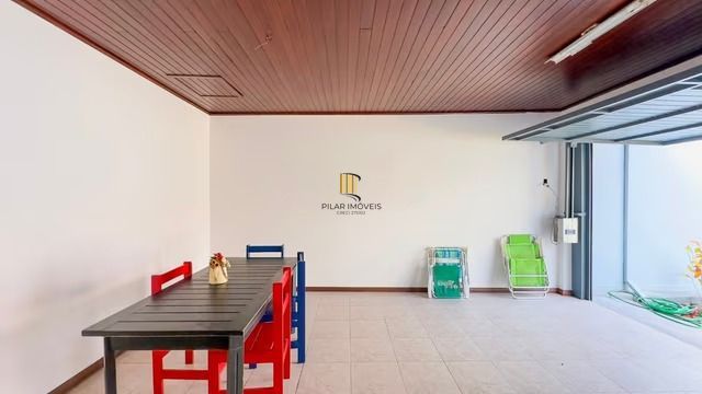 Casa térrea com 3 dormitórios, piscina, espaço gourmet com churrasqueira.