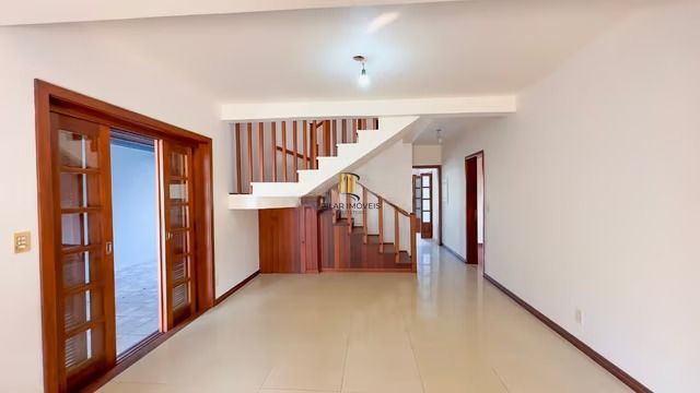 Casa térrea com 3 dormitórios, piscina, espaço gourmet com churrasqueira.