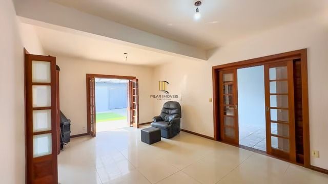 Casa térrea com 3 dormitórios, piscina, espaço gourmet com churrasqueira.