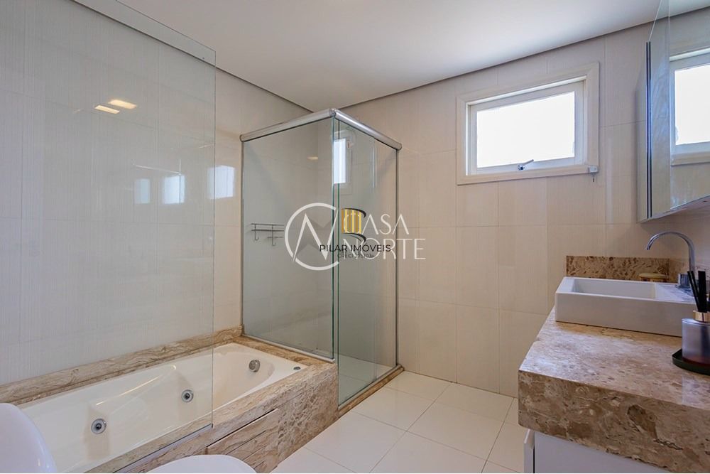 Casa Alto Padrão Reformada com Suíte, Closet e Espaço Gourmet