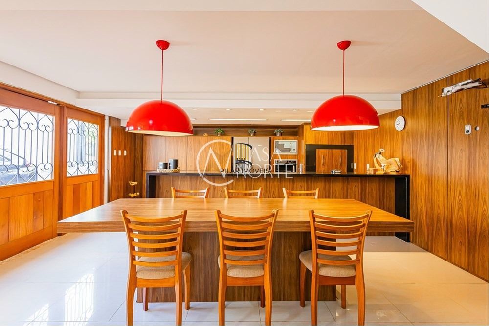 Casa Alto Padrão Reformada com Suíte, Closet e Espaço Gourmet