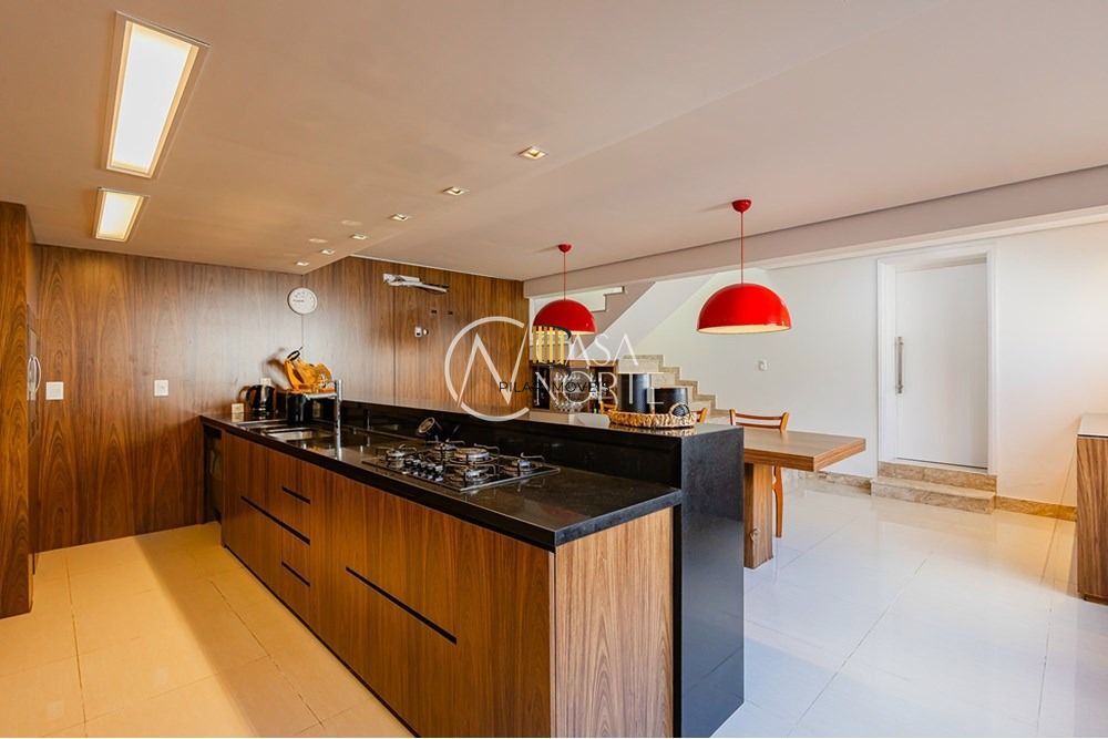 Casa Alto Padrão Reformada com Suíte, Closet e Espaço Gourmet