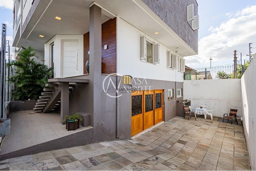 Casa Alto Padrão Reformada com Suíte, Closet e Espaço Gourmet