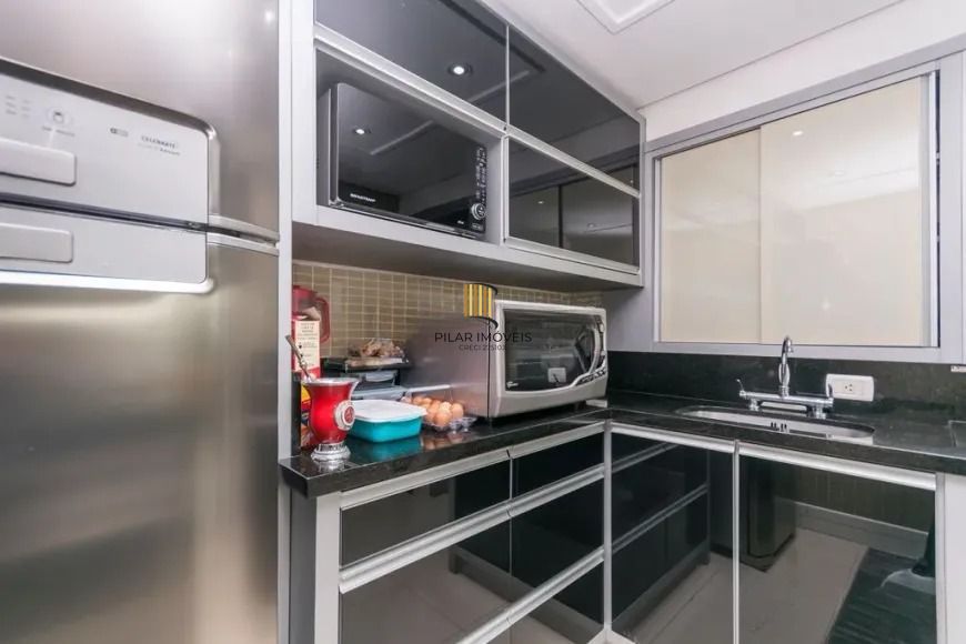 Cobertura com 3 dormitórios, suíte e 2 vagas.