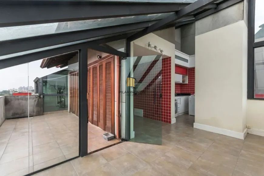 Cobertura com 3 dormitórios, suíte e 2 vagas.