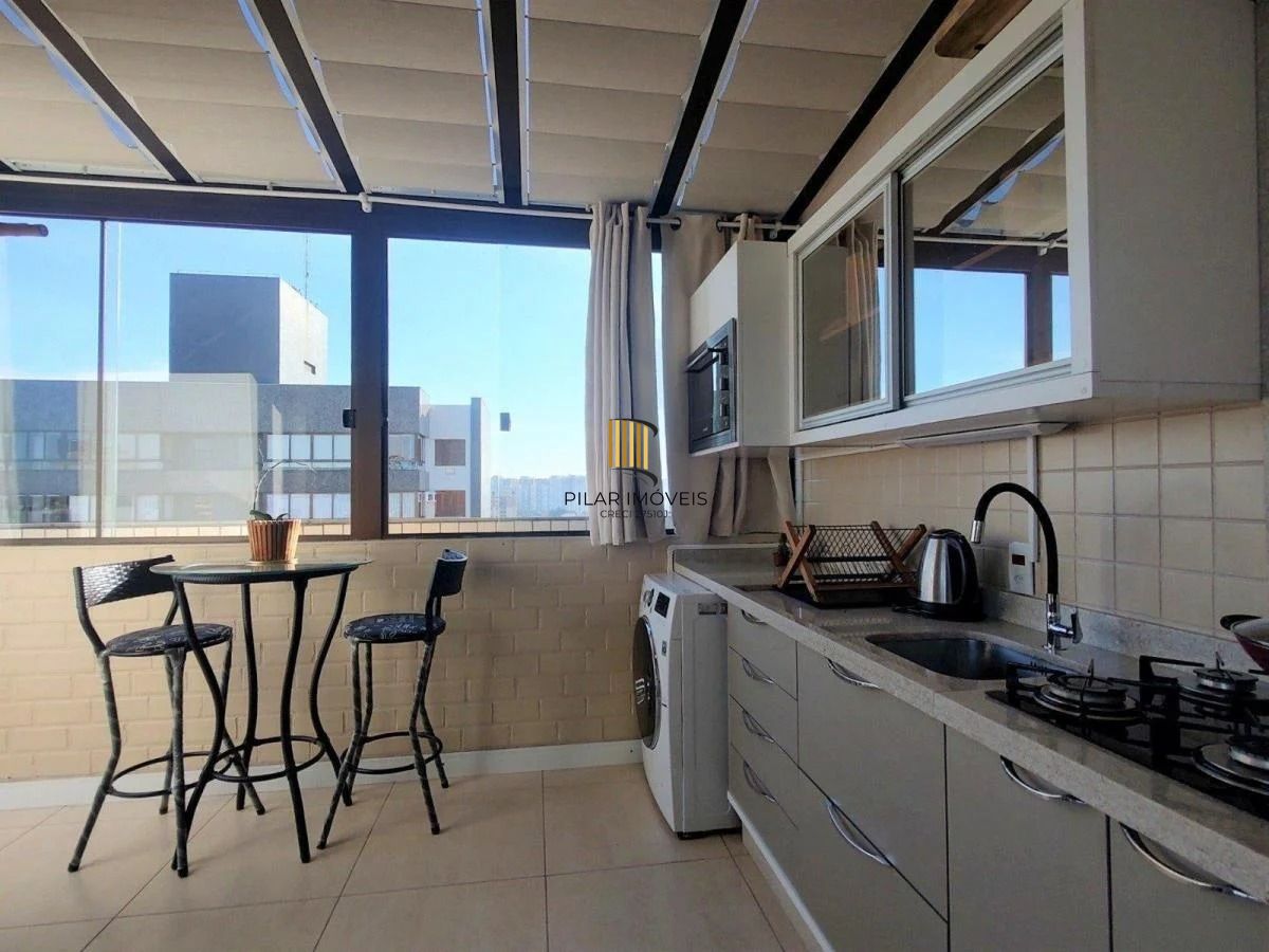 Cobertura com elevador, 3 dormitórios, suíte e 3 vagas.