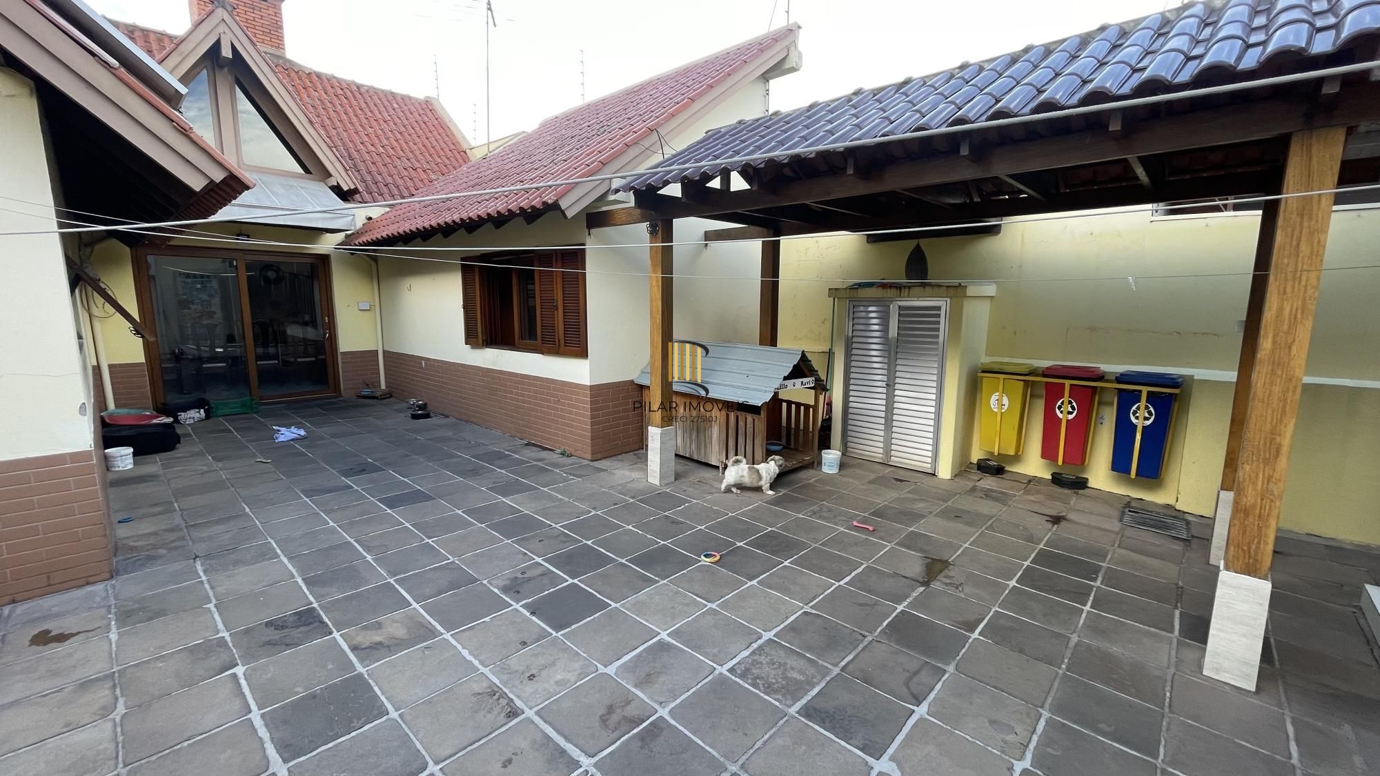 Casa térrea com 2 suítes com amplo pátio,