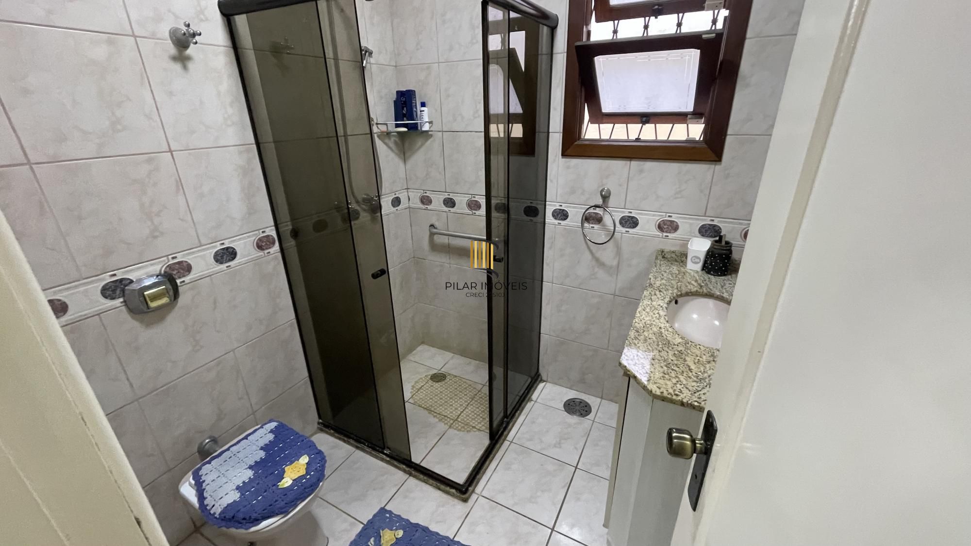 Casa térrea com 2 suítes com amplo pátio,