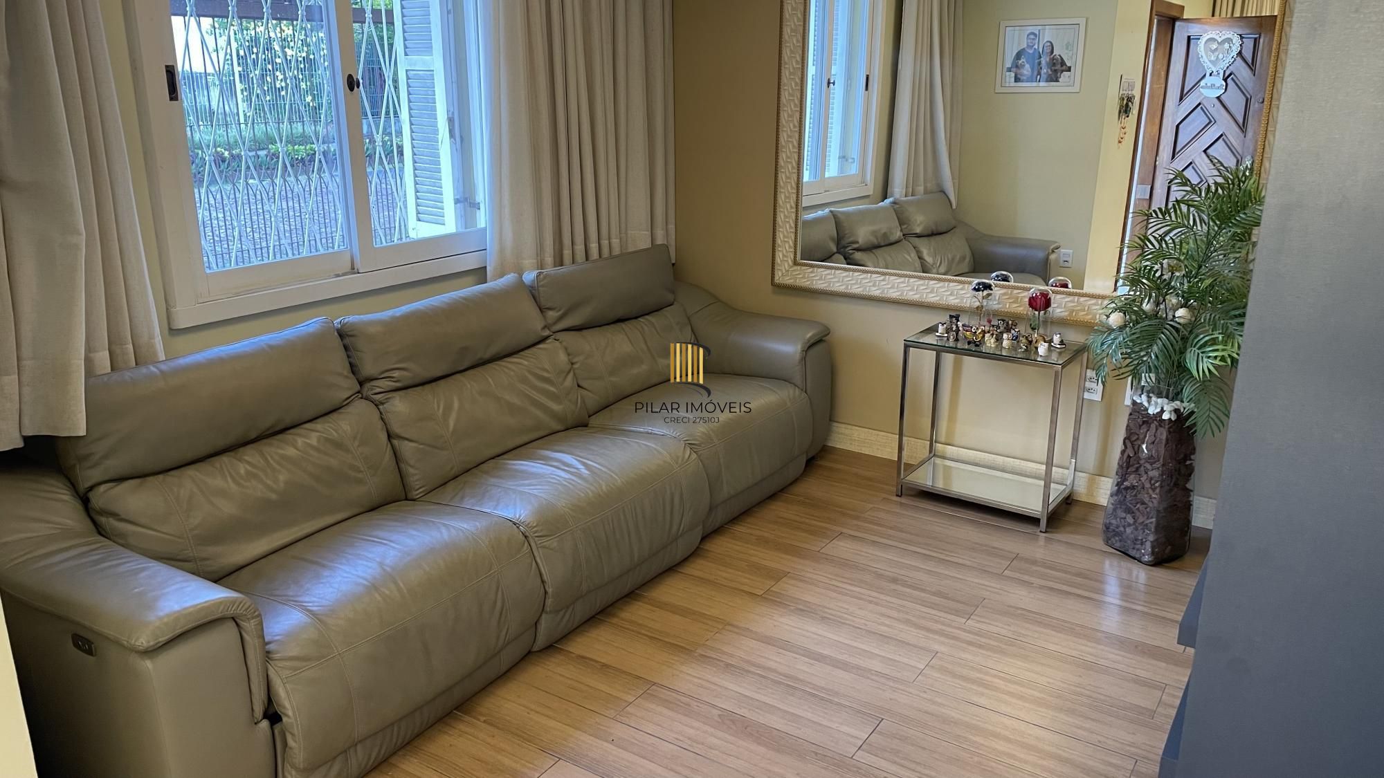 Casa térrea com 2 suítes com amplo pátio,