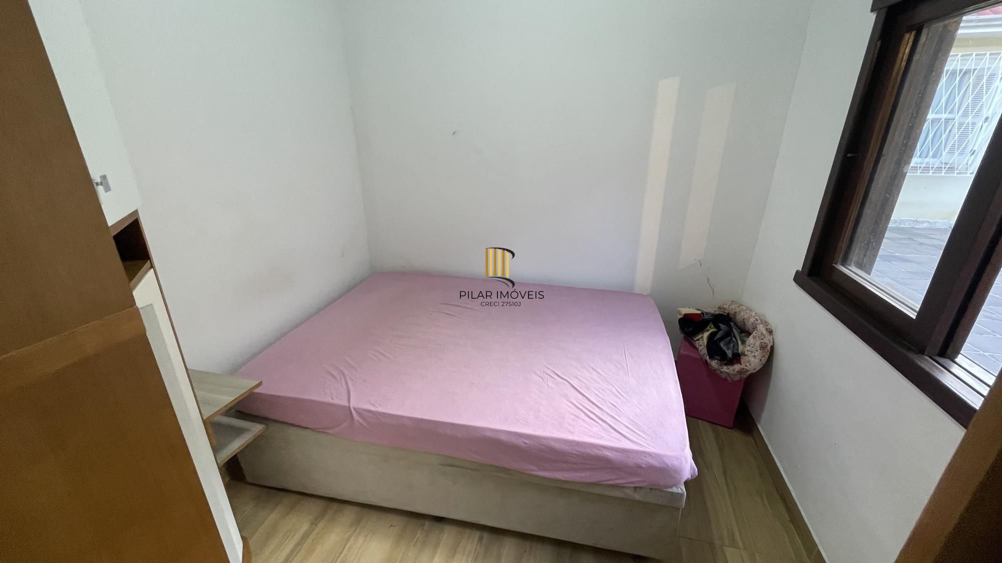 Casa térrea com 2 suítes com amplo pátio,